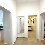 アパート Golden Dome Skyline Retreat Modern 2br In 1 Center With King Bed And Museum View プラハ