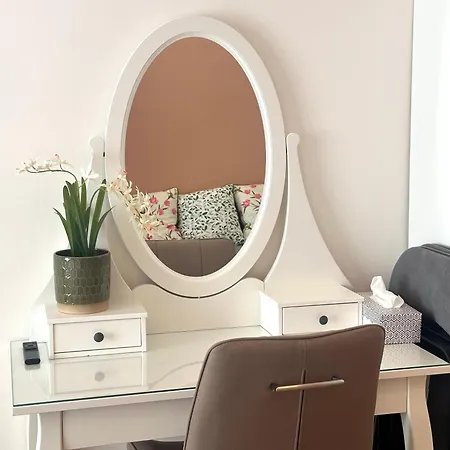 Golden Dome Skyline Retreat Modern 2br In 1 Center With King Bed And Museum View Apartmán Praha