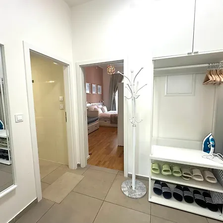 Golden Dome Skyline Retreat Modern 2br In 1 Center With King Bed And Museum View Apartman Prága