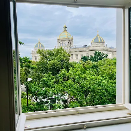 Golden Dome Skyline Retreat Modern 2br In 1 Center With King Bed And Museum View شقة براغ