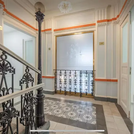 Golden Dome Skyline Retreat Modern 2br In 1 Center With King Bed And Museum View * براغ