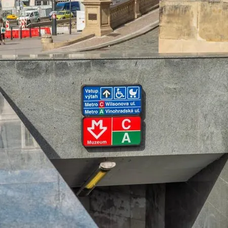 Golden Dome Skyline Retreat Modern 2br In 1 Center With King Bed And Museum View براغ