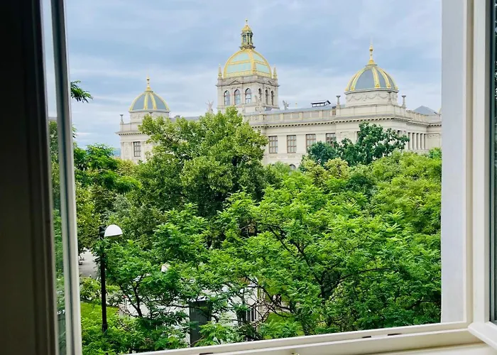 Golden Dome Skyline Retreat Modern 2br In 1 Center With King Bed And Museum View شقة براغ
