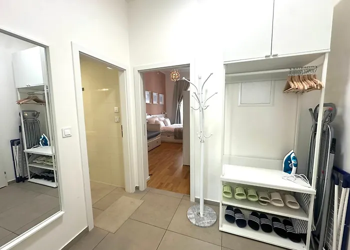 Golden Dome Skyline Retreat Modern 2br In 1 Center With King Bed And Museum View شقة براغ